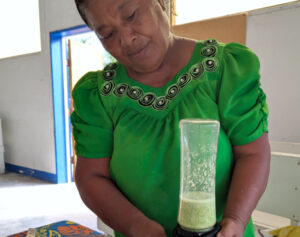 rosie Bee making smoothies